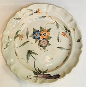 Large Antonibon majolica plate, Nove di Bassano manufacture, "tacchiolo" decoration.